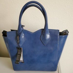 Absolutely gorgeous Italian handbag.